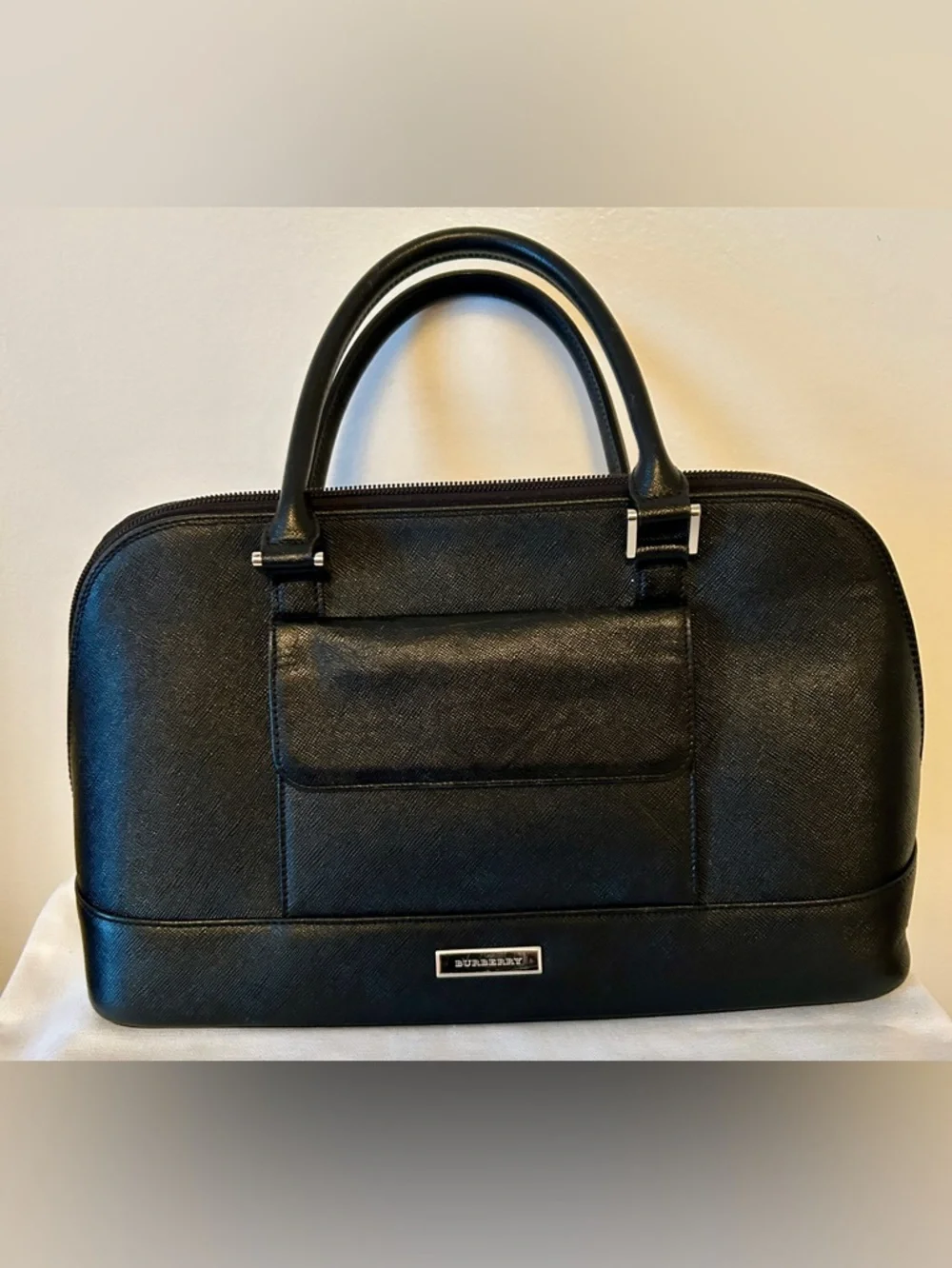 Burberry Saffiano Ceremonial Bag
Black Leather. Handmade Purse Charm included. - Picture 3 of 13